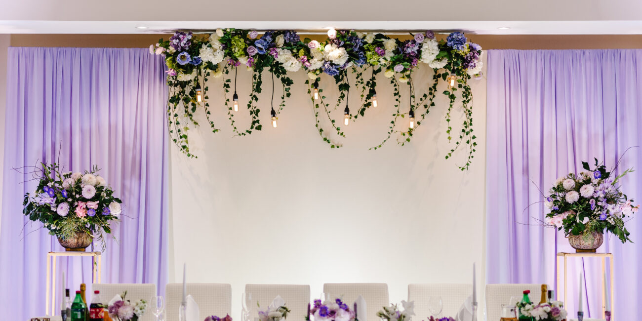 Hochzeitsplanung Frankfurt - entspanntes Brautpaar - der Brauttisch
