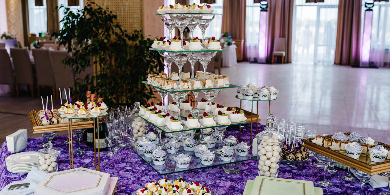 Hochzeitsplanung Frankfurt - entspanntes Brautpaar - der Sweet Tabel