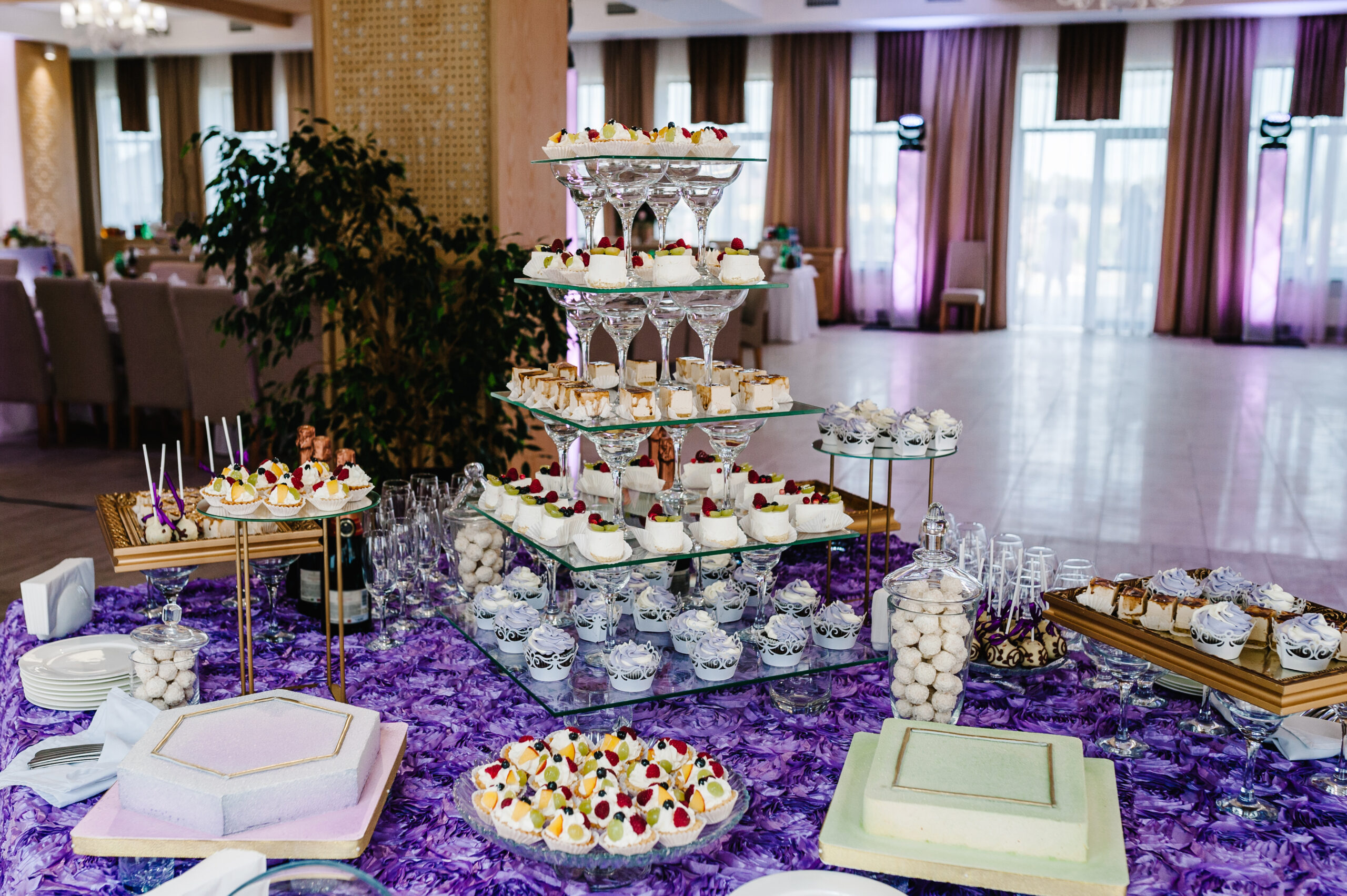 Hochzeitsplanung Frankfurt - entspanntes Brautpaar - der Sweet Tabel