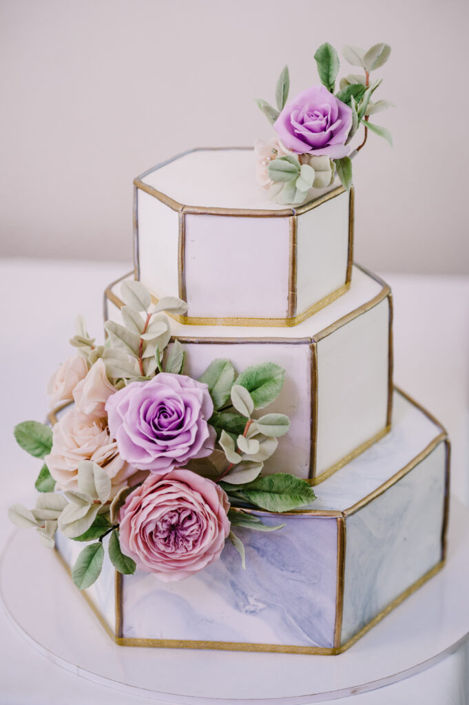 Hochzeitsplanung Frankfurt - entspanntes Brautpaar - die Hochzeitstorte