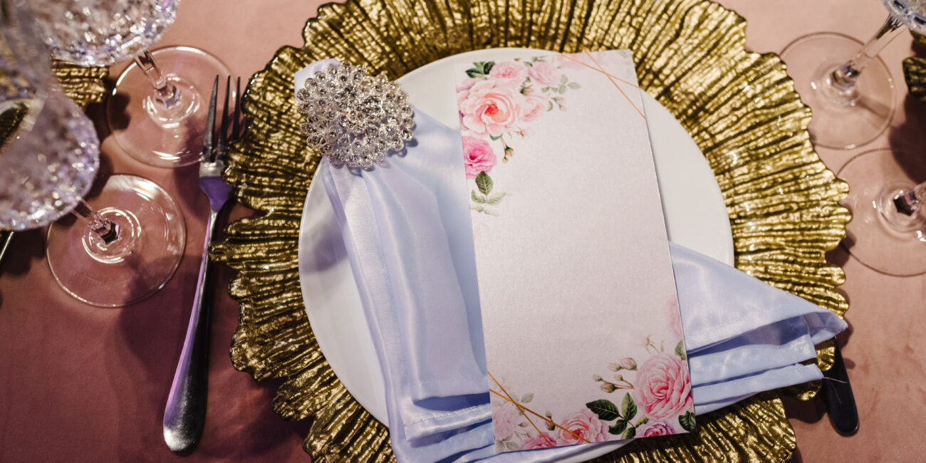 Hochzeitsplanung Frankfurt - Brautpaar mit ungewöhnlichen Wünschen - die Tischdeko - Teller