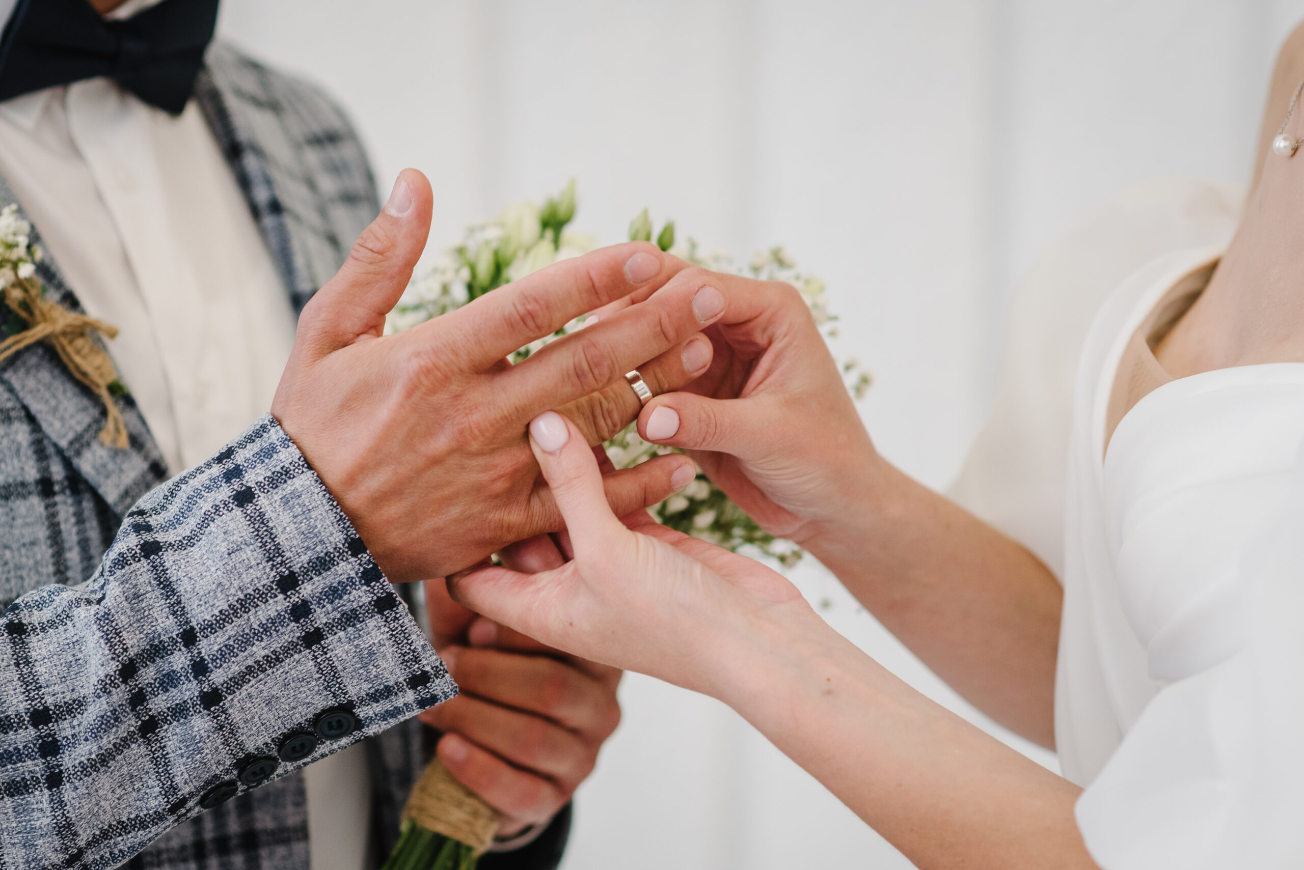 Hochzeitsplanung Frankfurt - entspanntes Brautpaar - Ringtausch