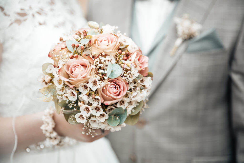 Hochzeitsplanung Frankfurt - modernes Brautpaar beim Fotoshooting - Brautstrauß