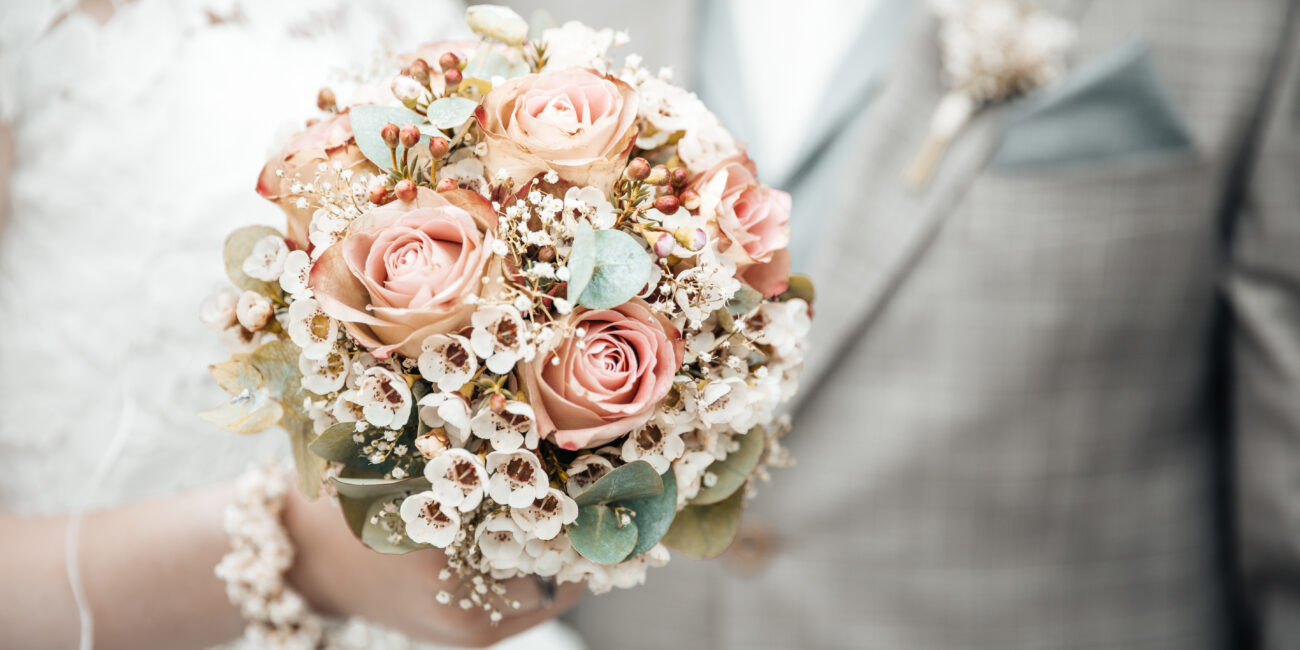 Hochzeitsplanung Frankfurt - modernes Brautpaar beim Fotoshooting - Brautstrauß