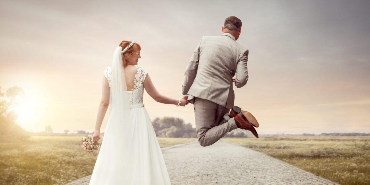 Hochzeitsplanung Frankfurt - modernes Brautpaar beim Fotoshooting auf einer Straße