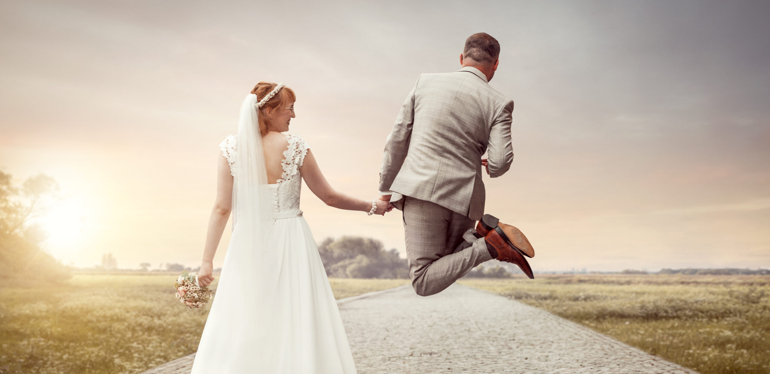 Hochzeitsplanung Frankfurt - modernes Brautpaar beim Fotoshooting auf einer Straße