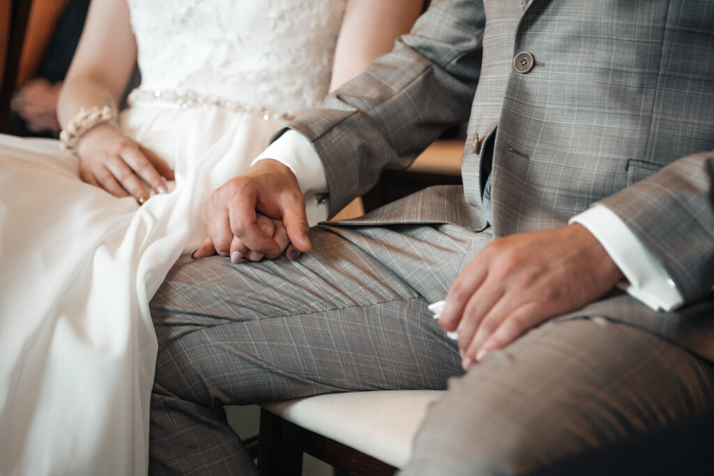 Hochzeitsplanung Frankfurt - modernes Brautpaar bei der Trauung
