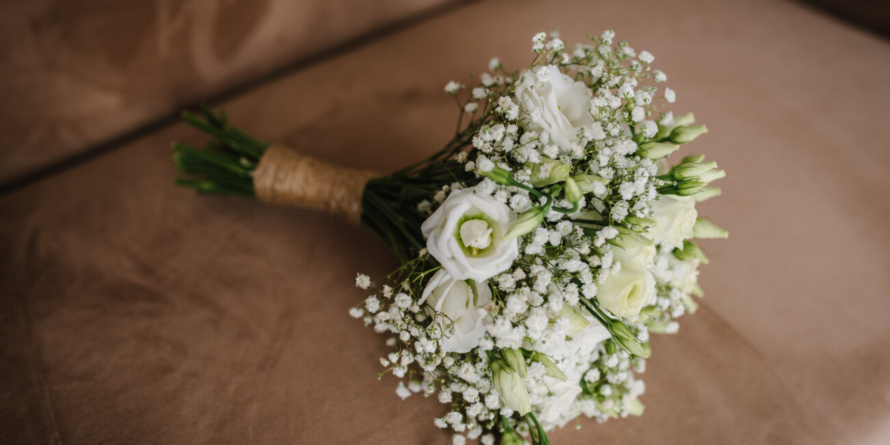 Hochzeitsplanung Frankfurt - entspanntes Brautpaar - der Brautstrauß